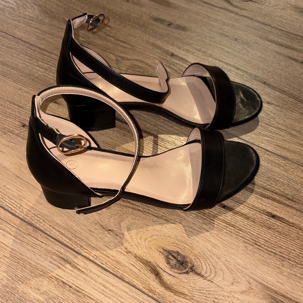Elegant Black Strappy Women's Sandals - Picture 5 of 8